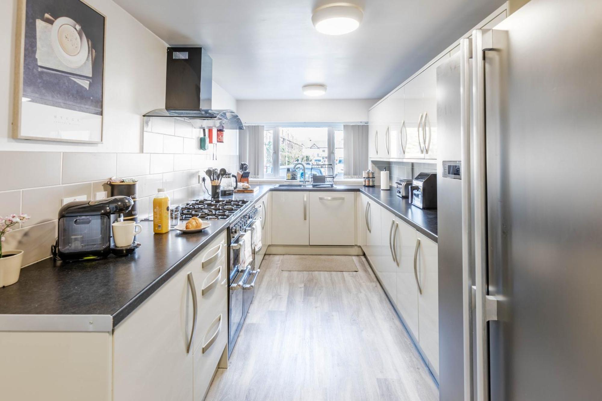 Holiday home Spacious 4-bed Free Parking Short Or Long
