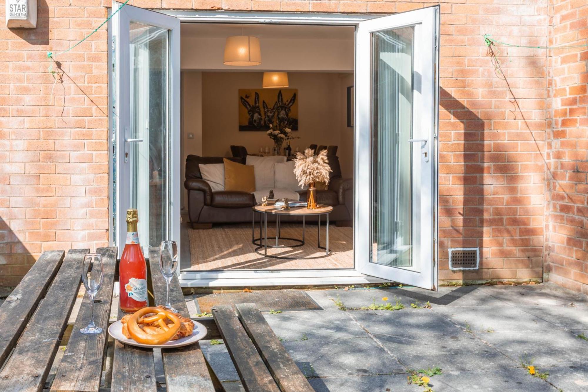 Spacious 4-bed Free Parking Short Or Long Holiday home