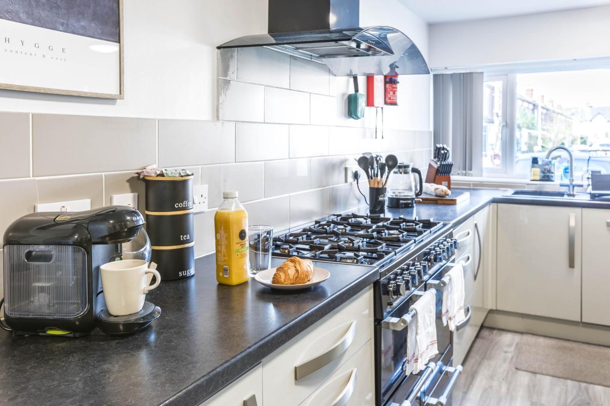 Holiday home Spacious 4-bed Free Parking Short Or Long *