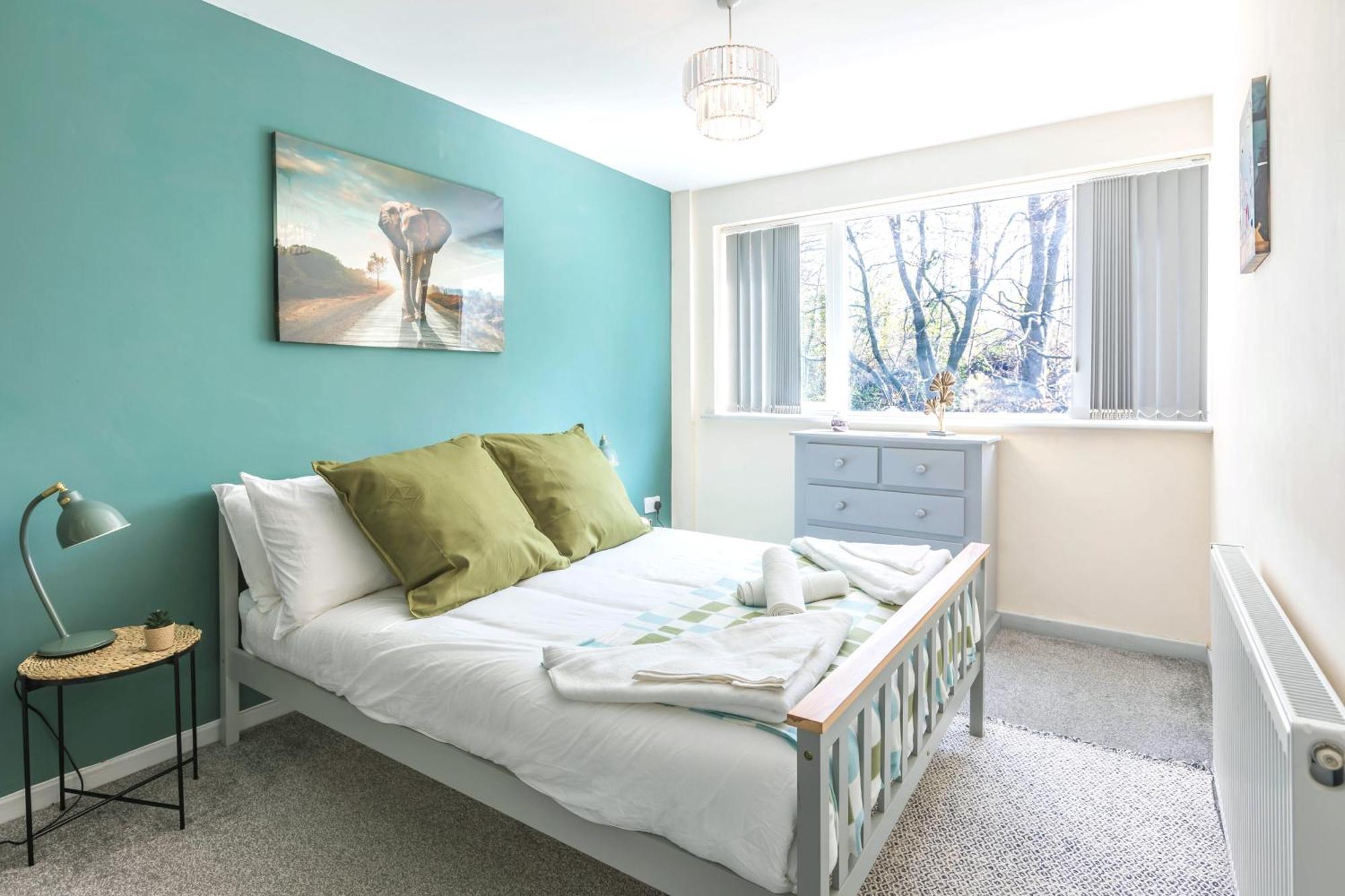 Spacious 4-bed Free Parking Short Or Long Holiday home